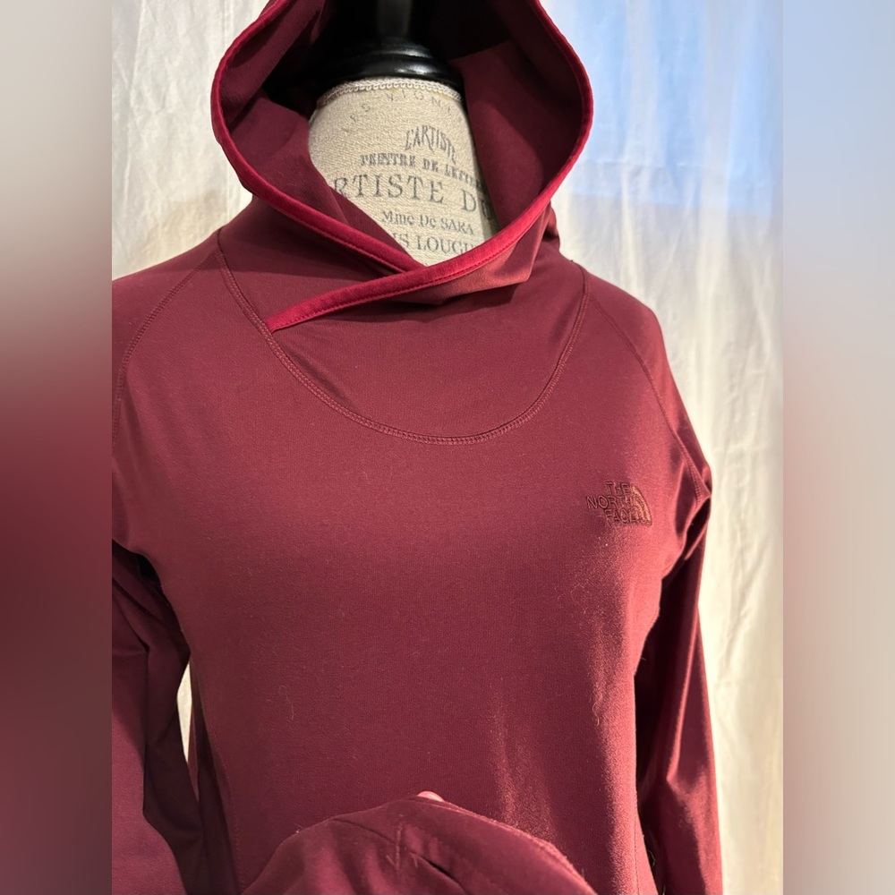 The North Face Women's Maroon Hooded Long-Sleeve Pullover - Picture 5 of 11